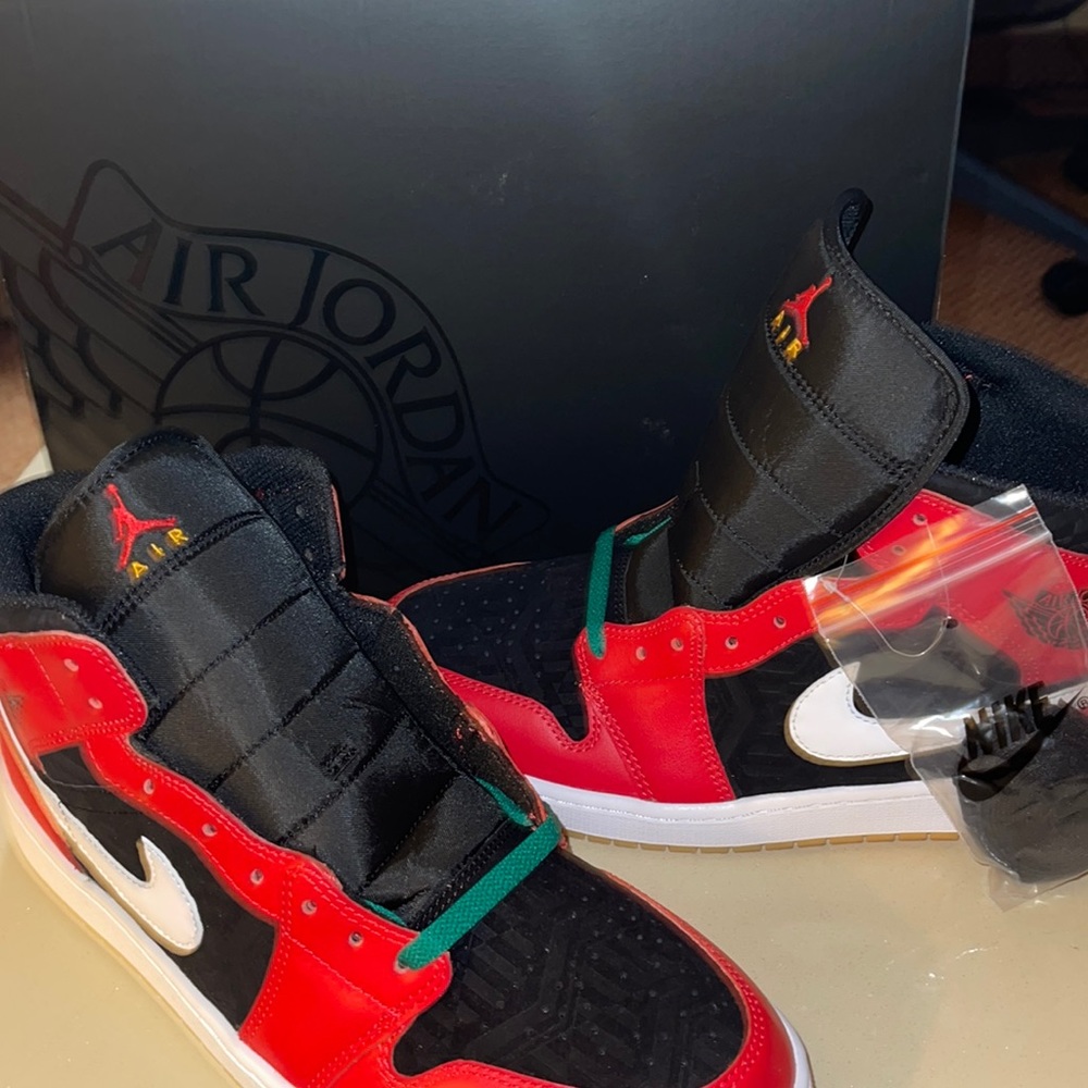 Men's Air Jordan 1 Mid SE Christmas DQ8417-006 BLACK/FIRE RED/WHITE Size 12